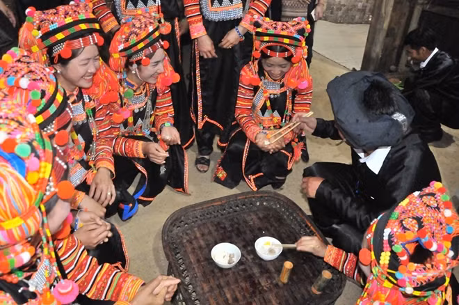 Thiếu nữ Hà Nhì rạng rỡ với lễ mừng mùa mưa.