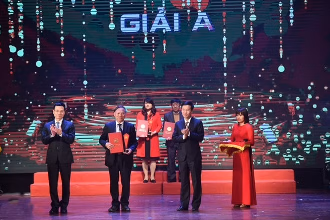 Đồng chí Võ Văn Thưởng, Ủy viên Bộ Chính trị, Trưởng Ban Tuyên giáo Trung ương; Bộ trưởng Bộ Thông tin và Truyền thông Nguyễn Mạnh Hùng trao giải A cho đại diện tập thể tác giả có tác phẩm đạt giải
