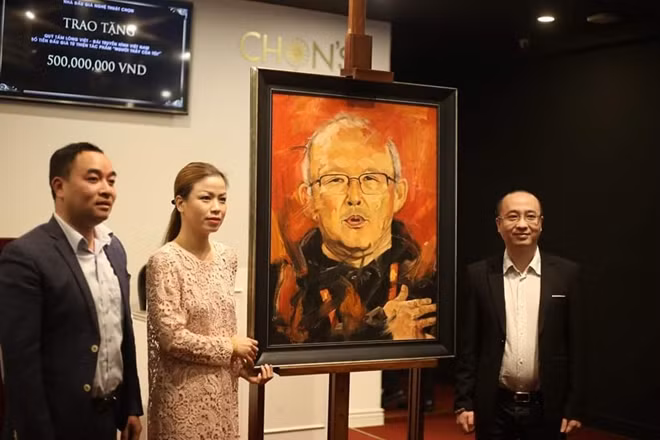 Ông Nguyễn Phan Huy Khôi và đại diện Quỹ "Tấm lòng Việt" bên bức tranh vẽ ông Park Hang Seo