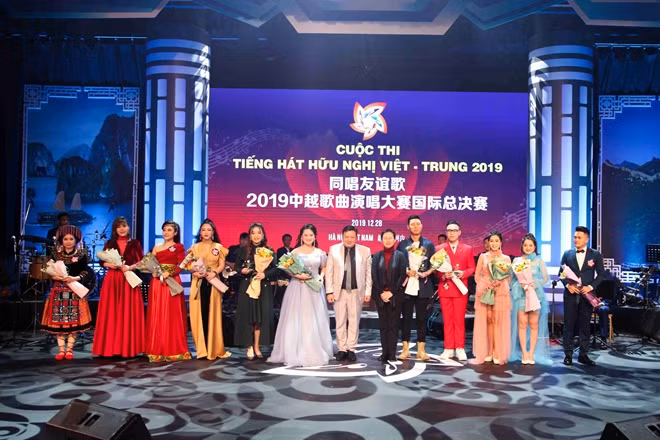 Ban tổ chức tặng hoa cho các thí sinh dự thi vòng Chung kết quốc tế