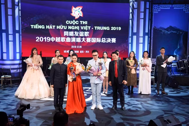 Ngọc Hà (Việt Nam) và Tào Dương (Trung Quốc) nhận giải Nhất từ Ban tổ chức cuộc thi