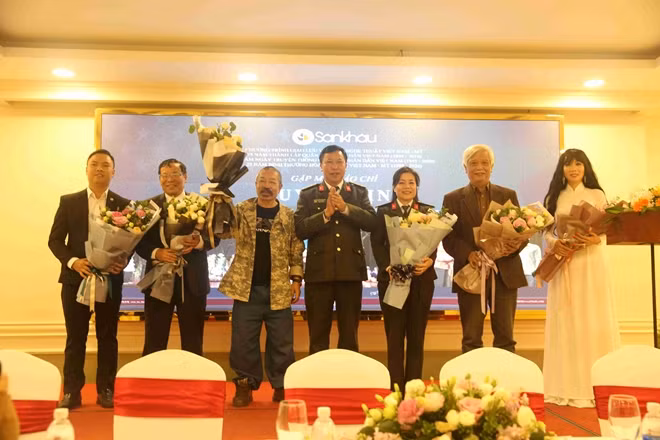 Đại tá, NSND Nguyễn Công Bảy chúc mừng Nhà hát CAND và ê kip thực hiện vở "Duyên Định"