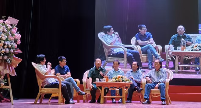Nhiều nhà thơ, nhà phê bình nổi tiếng cùng giao lưu với bạn đọc tại Hà Nội