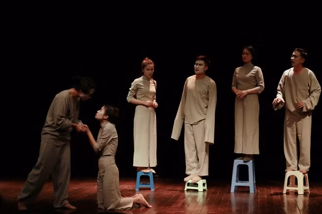 Cảnh trong vở "Nữ ca sĩ hói đầu"