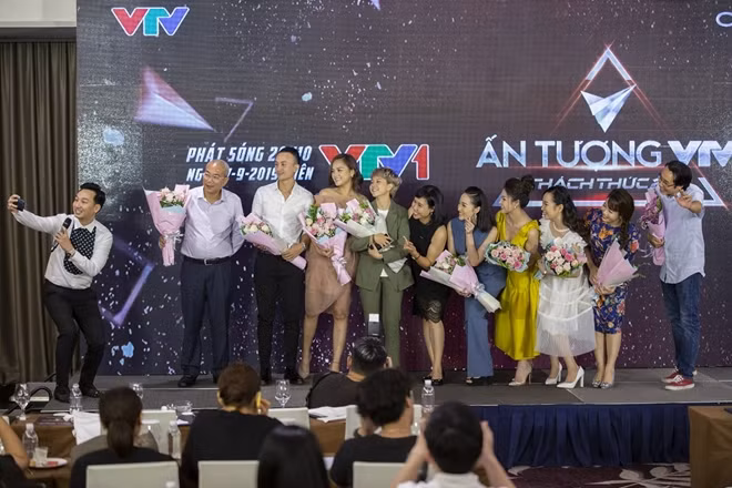 Ê kíp làm phim "Về nhà đi con"và một số nghệ sĩ khác tham gia giao lưu chiều ngày 3-9