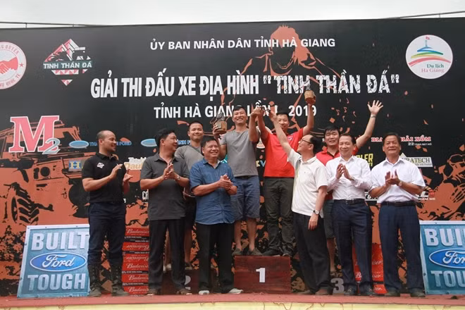 Niềm vui vỡ òa của các VĐV đạt giải hạng mục ô tô chuyên nghiệp.