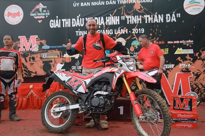 VĐV đến từ Hà Lan hồ hởi với phần thưởng đặc biệt từ ban tổ chức.