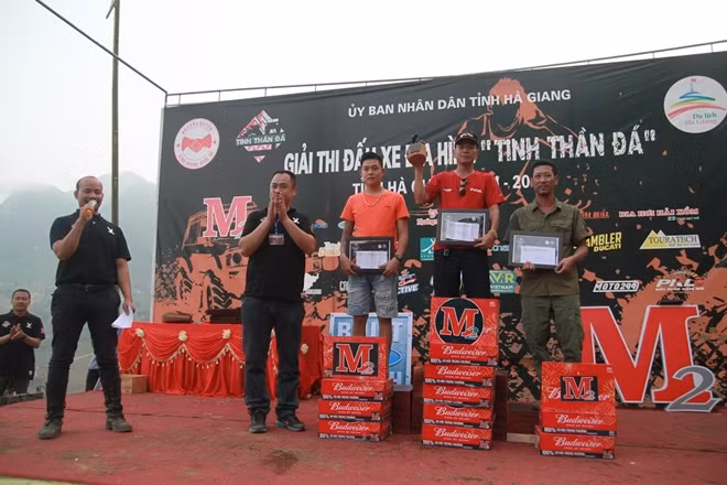Đại diện Ban tổ chức trao kỷ niệm chương cho VĐV tham gia giải đấu.
