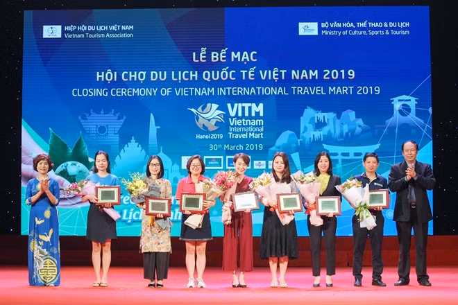 Nhiều bằng khen, kỷ niệm chương đã được trao cho các tập thể, cá nhân trong lễ bế mạc hôi chợ