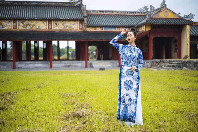 Các hoa văn trên áo đã được NTK và nghệ nhân cách điệu tạo vẻ đẹp hiện đại hơn