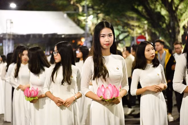 Nữ sinh diễu hành áo dài trắng bên bờ Hồ Hoàn Kiếm