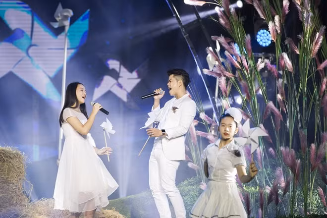 Đinh Mạnh Ninh với Chong chóng gió