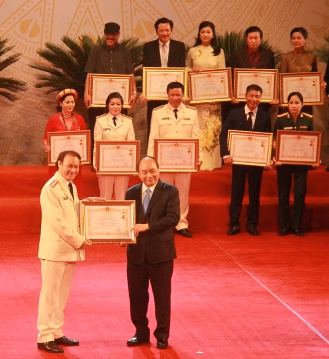 Thủ tướng Nguyễn Xuân Phúc trao danh hiệu NSND cho Đại tá Nguyễn Văn Hải.