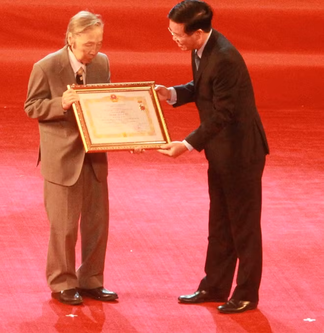 Đồng chí Võ Văn Thưởng, Ủy viên Bộ Chính trị, Trưởng ban Tuyên giáo Trung ương trao danh hiệu Nghệ sĩ ưu tú cho nghệ sĩ được phong tặng lần 9