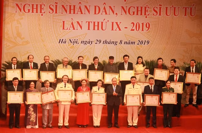 Thủ tướng Nguyễn Xuân Phúc và một số nghệ sĩ được phong tặng danh hiệu NSND tại buổi lễ
