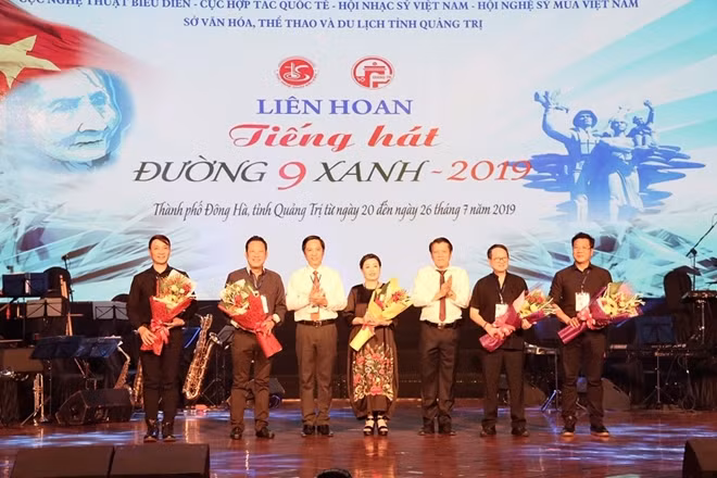 Ban tổ chức và các nghệ sĩ trong Hội đồng nghệ thuật của Liên hoan