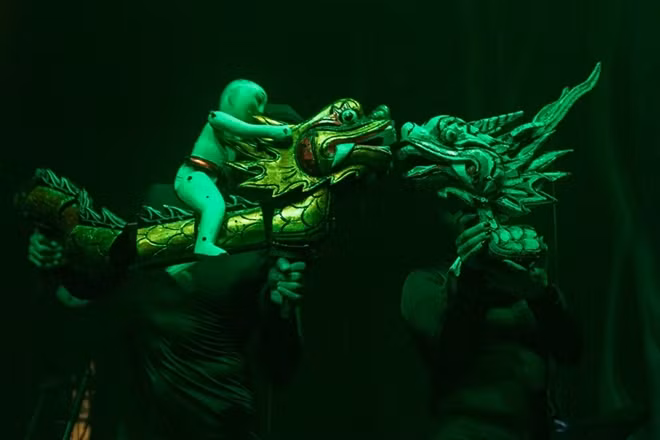 Chú Tễu và Rồng Bay trong vở "Mơ Rồng"