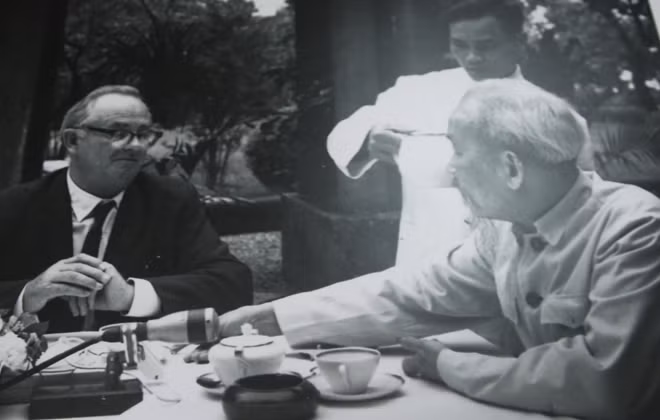 Nhà báo Wilfred Burchett phỏng vấn Chủ tịch Hồ Chí Minh năm 1964