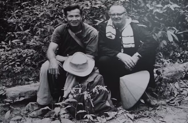 Ông Wilfred và nhà thơ Giang Nam