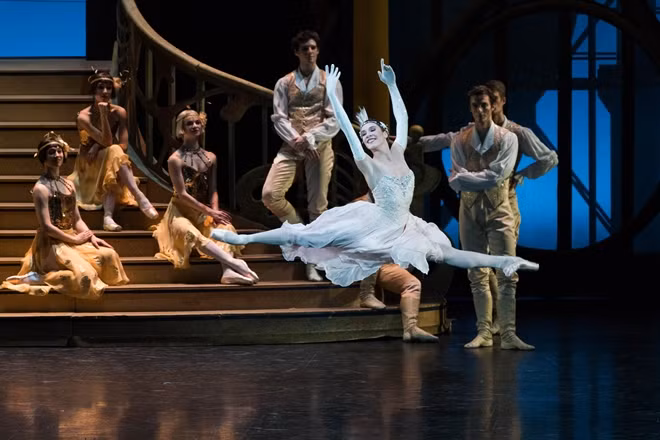 Cảnh trong vở ballet "Cô bé Lọ Lem"