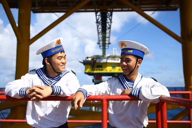 Nụ cười chiến sĩ Nhà dàn DK1