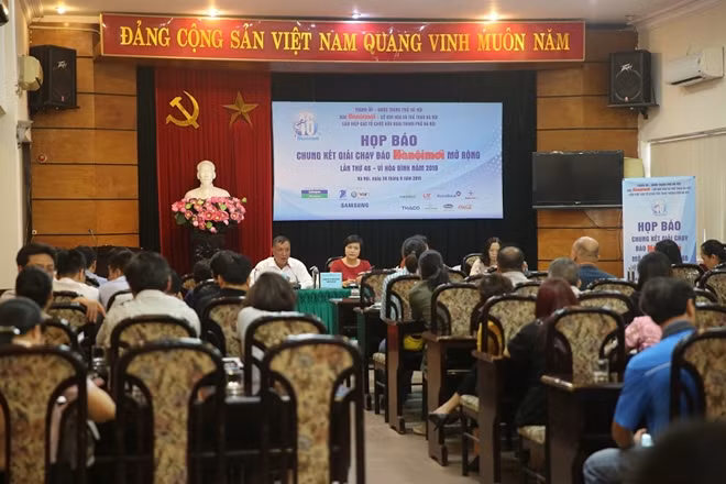 Ban tổ chức trao đổi với báo chí về mùa giải năm 2019