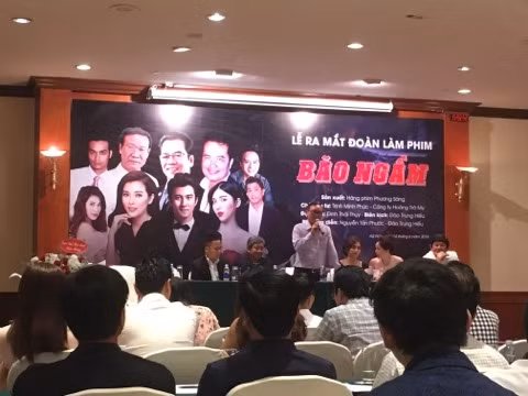 Ra mắt đoàn làm phim "Bão ngầm" tại Hà Nội chiều 14-6