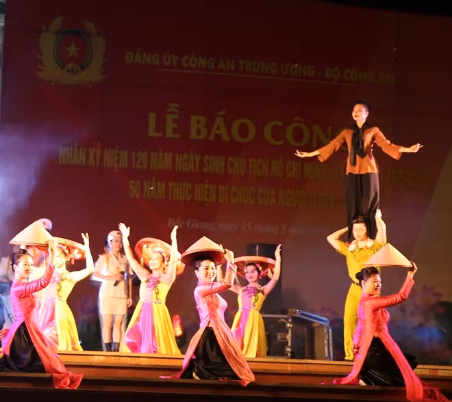 Một trong 13 tiết mục chương trình "Hồ Chí Minh, vầng dương tỏa sáng"