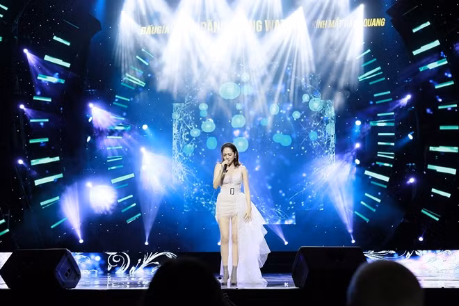 Bảo Anh trẻ trung và xinh đẹp.