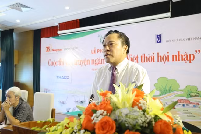 Nhà báo Lưu Quang Định, TBT Báo Nông thôn Ngày nay/Dân Việt phát biểu tại lễ phát động