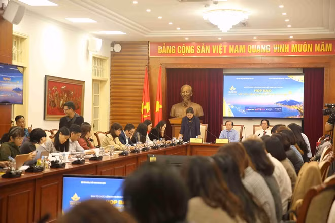 Ban tổ chức trao đổi với báo chí về Liên hoan Phim vào chiều ngày 14-11