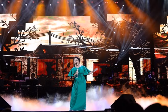 Diva Mỹ Linh phiêu bồng trên sân khấu đêm 21-9