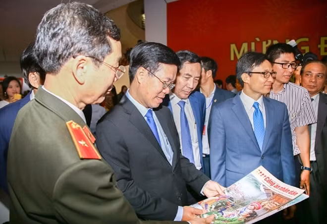 Thiếu tướng Phạm Văn Miên, Tổng biên tập Báo Công an Nhân dân giới thiệu ấn phẩm Báo Tết với các đại biểu dự Hội Báo toàn quốc 2018