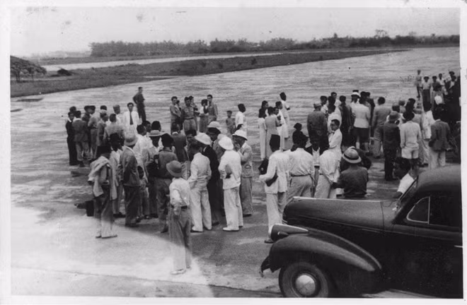 Sáng ngày 16-4-1946, phái đoàn lên máy bay đi Paris