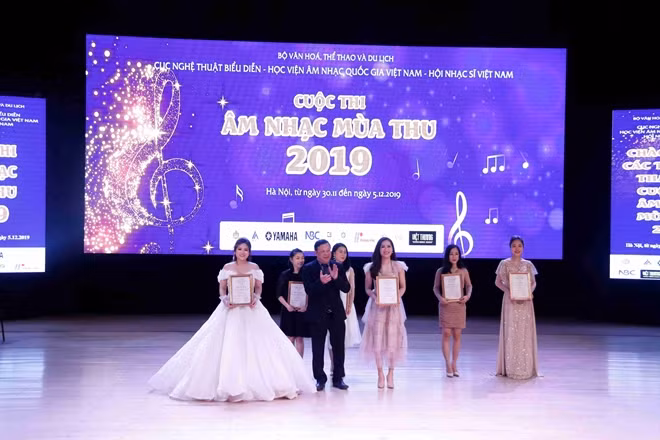 Ông Phùng Huy Cẩn, Vụ trưởng Vụ Thi đua khen thưởng trao giải Nhất bộ môn hát thính phòng, nhạc kịch bảng A cho Đoàn Thảo Ly