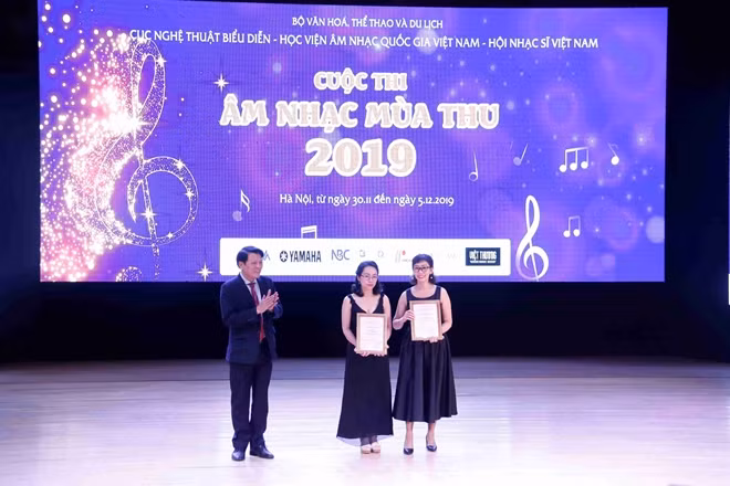 Quyền Cục trưởng Cục Nghệ thuật Biểu diễn, nhạc sĩ Nguyễn Quang Vinh trao giải cho nghệ sĩ đệm đàn xuất sắc
