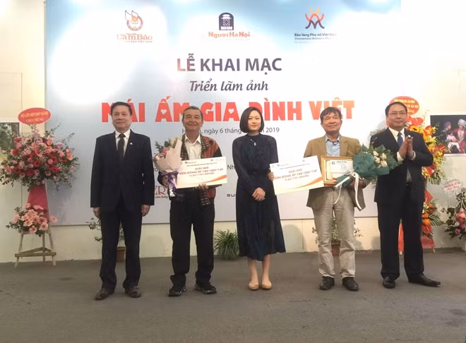 Ban tổ chức trao giải Nhì cho 2 tác giả