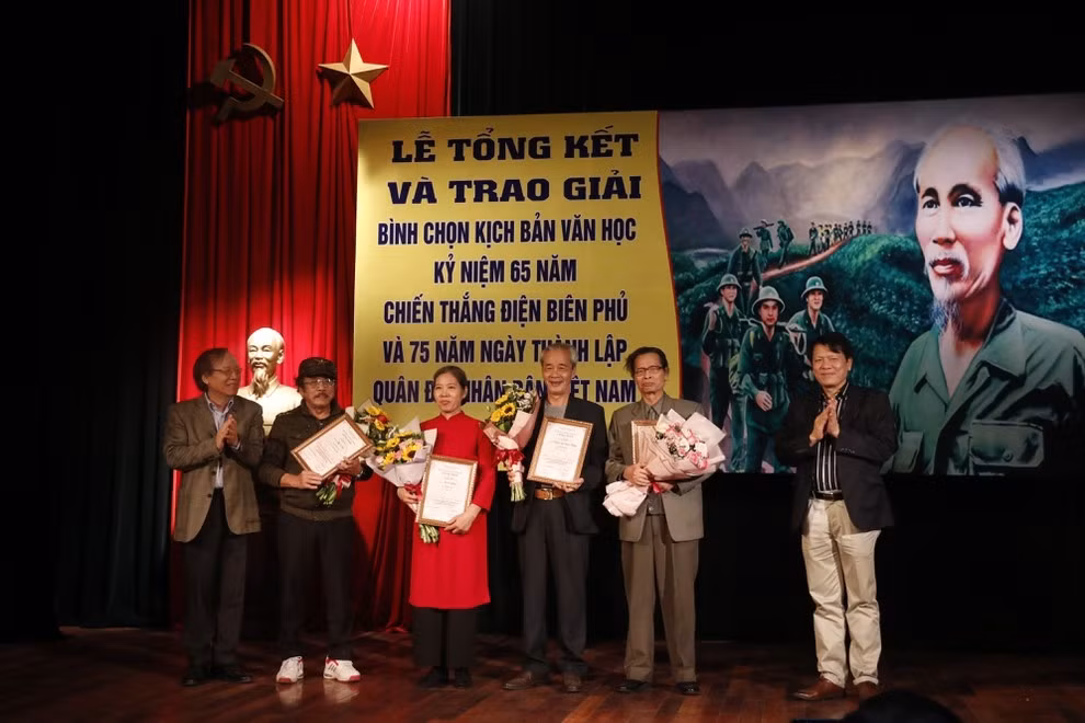 Trưng bày tranh sơn dầu khổ lớn về chiến thắng Điện Biên Phủ ảnh 3