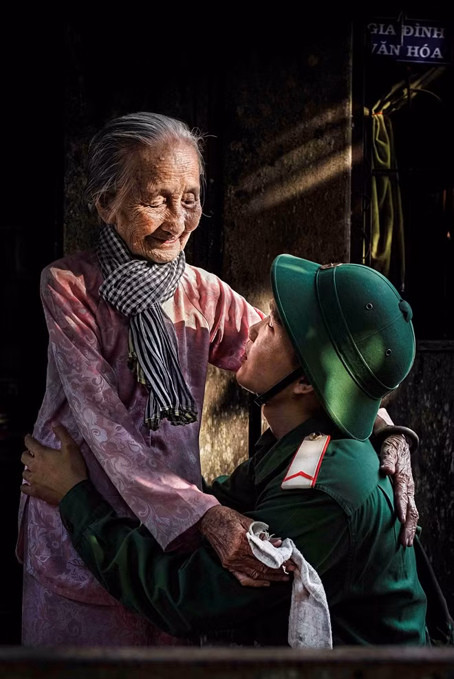 "Ánh mắt của ngoại" - giải Khuyến khích