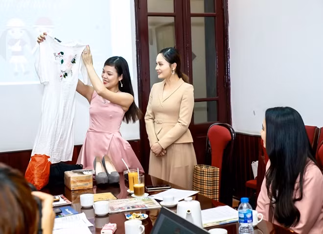 Các nữ đại sứ tiếp nhận những món đồ ủng hộ đầu tiên cho chương trình