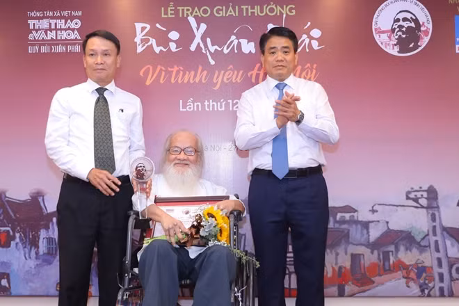 Chủ tịch UBND TP Hà Nội, ông Nguyễn Đức Chung và Tổng Giám đốc Thông tấn xã Việt Nam Nguyễn Thành Lợi trao Giải thưởng Lớn cho PGS.TS Nguyễn Thừa Hỷ