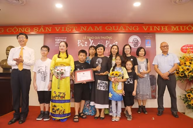 Đại diện nhóm Ký họa đô thị Hà Nội nhận giải Việc làm - Vì tình yêu Hà Nội