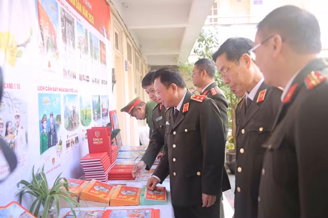 Trung tướng Mai Văn Hà, Cục trưởng Cục Truyền thông CAND và các đại biểu tham quan khu trưng bày Lịch CAND năm 2020