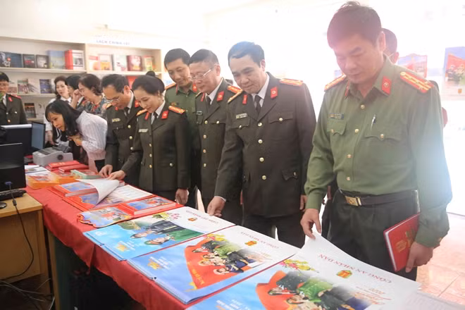Các đại biểu tham quan gian trưng bày Lịch CAND năm 2020 tại 92 Nguyễn Du, Hà Nội