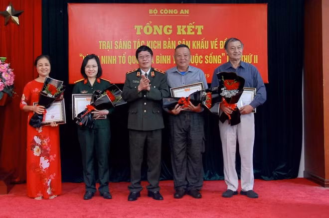 Trung tướng, nhà văn Hữu Ước, Chủ tịch Chi hội Nhà văn Công an trao bằng khen cho các tác giả có tác phẩm đạt giải C
