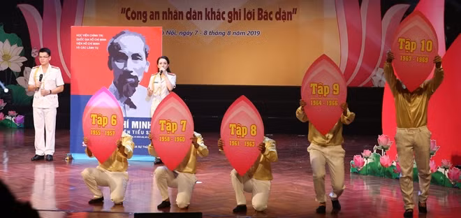 Khá nhiều hình thức giới thiệu sách sinh động được sáng tạo, chuyển tải đến công chúng trên sân khấu