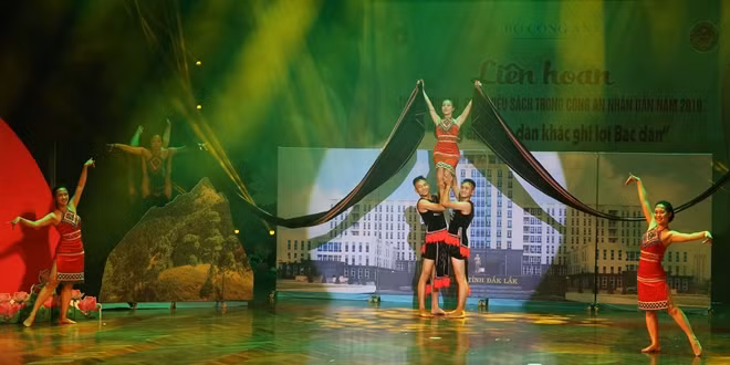 Sắc màu văn hóa Tây Nguyên của đội thi đến từ Công an Đăk Lăk - đội thi mở màn Liên hoan