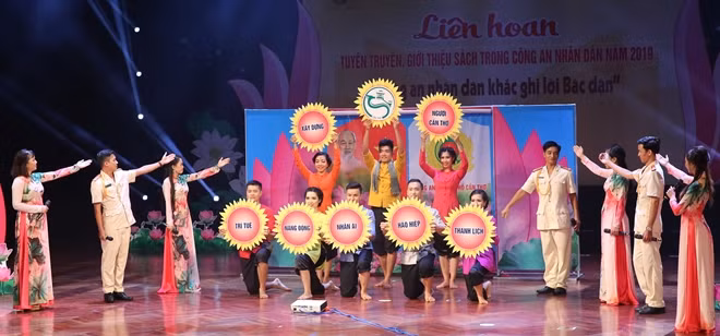 Tiết mục dự thi giới thiệu sách đặc biệt vui nhộn của đội thi của Công an Cần Thơ