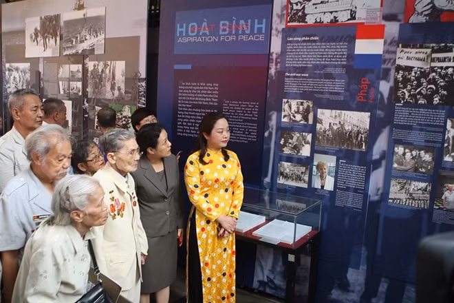 Triển lãm thu hút đông đảo người dân, du khách trong ngày đầu tiên khai mạc