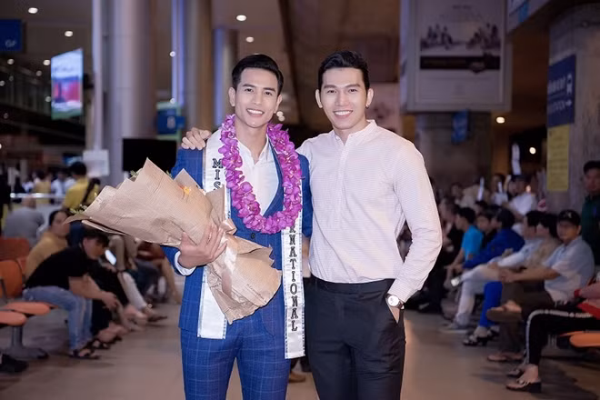 Nam vương Manhunt Trương Ngọc Tình đón Trịnh Bảo khá sớm